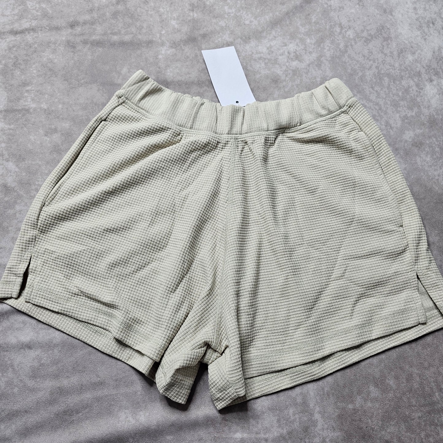Gymshark Women’s Pause Loose Shorts – Pebble Grey Size S