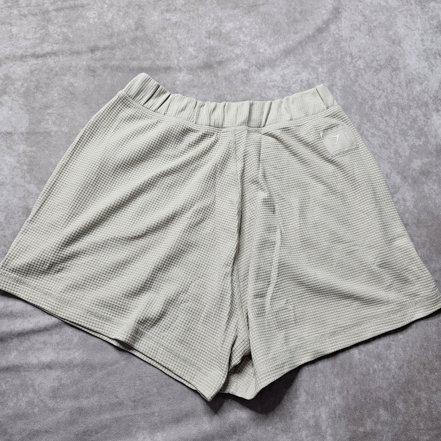 Gymshark Women’s Pause Loose Shorts – Pebble Grey Size S