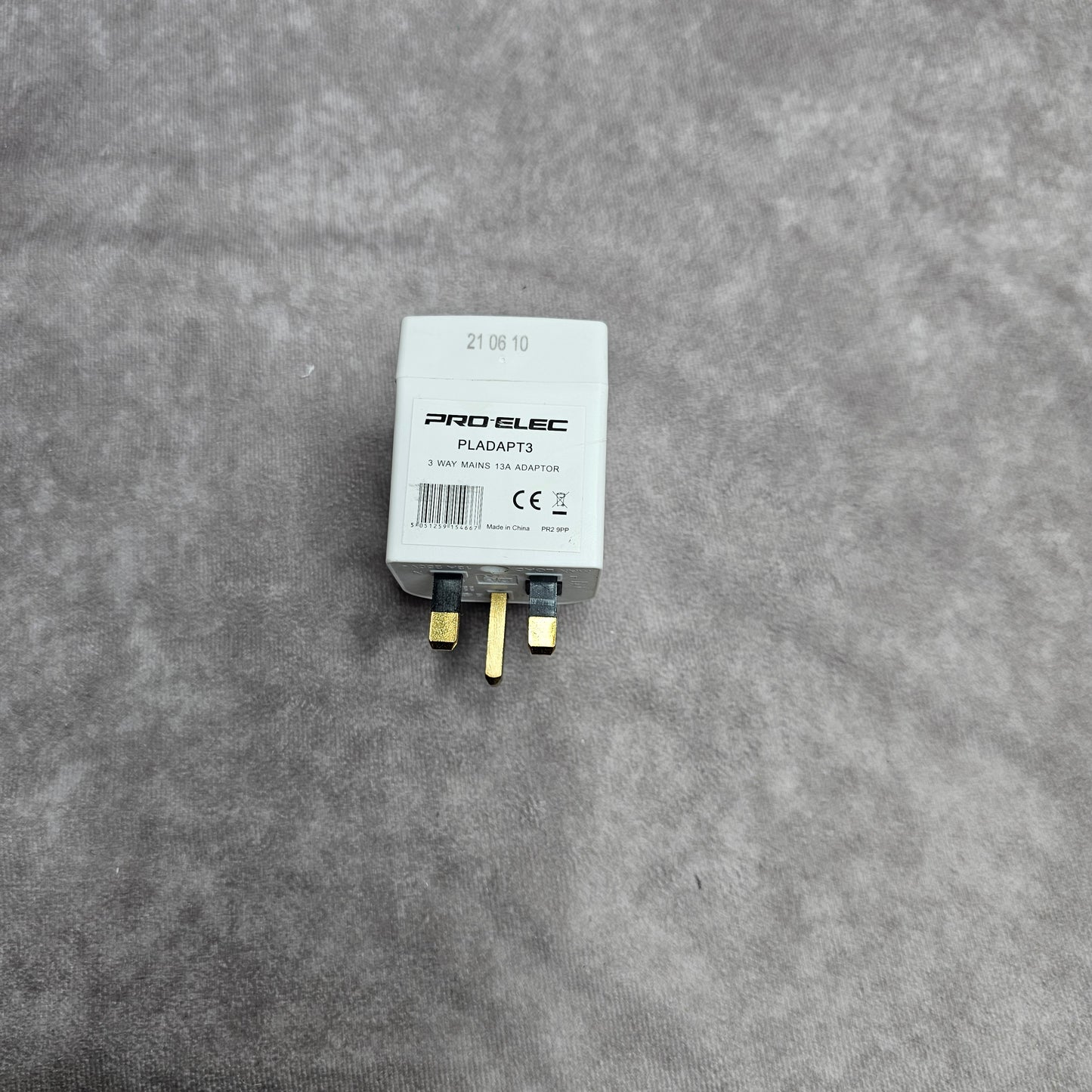 Pro Elec 3 Way Mains Adaptor – White