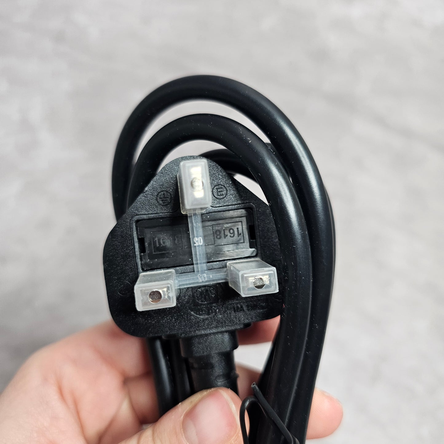 Mercury Mains Power Lead IEC Right Angle 2m – Black