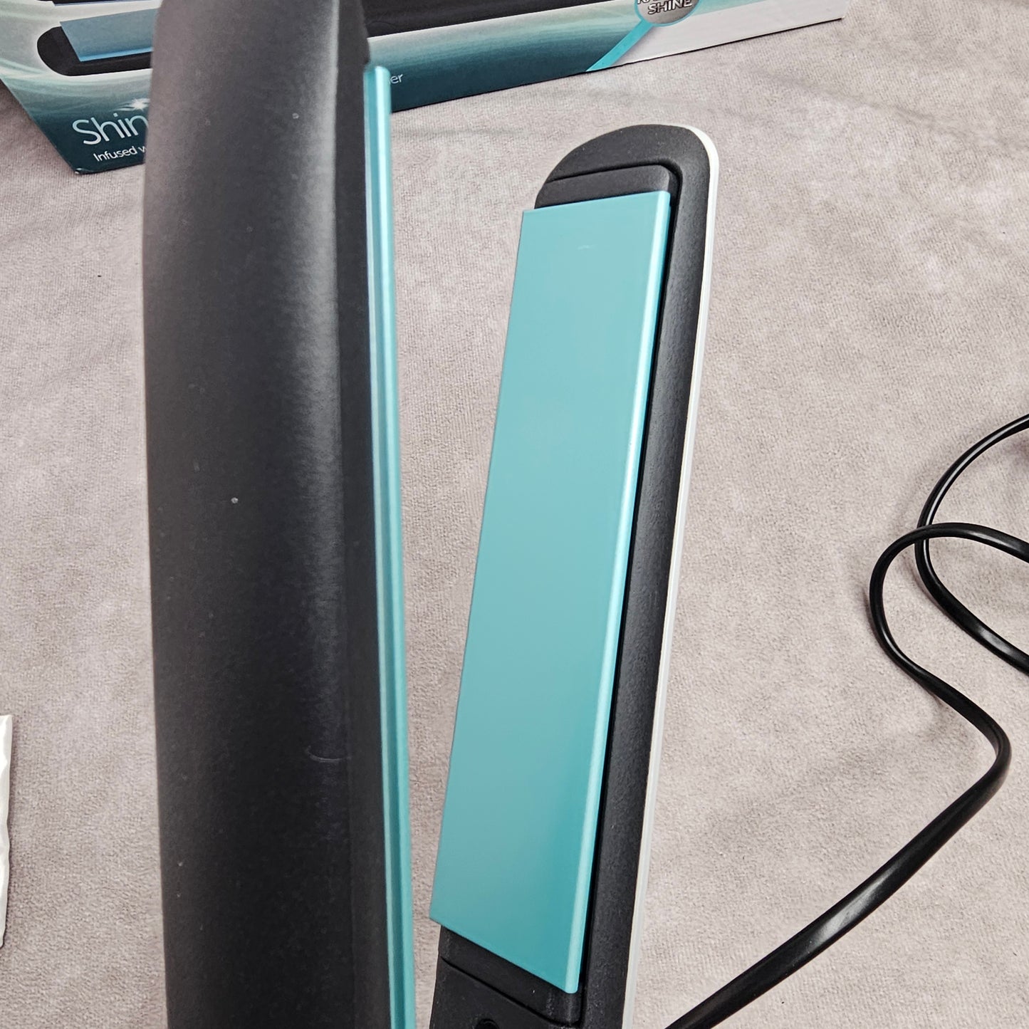 Remington Shine Therapy Hair Straightener S8500 – White