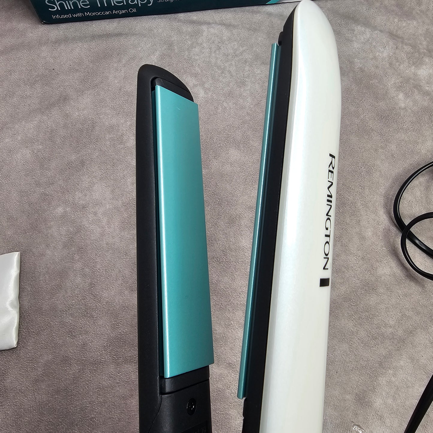 Remington Shine Therapy Hair Straightener S8500 – White